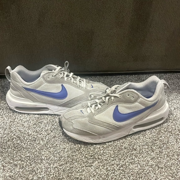 Nike tennis shoes. Size 8 - Picture 1 of 4
